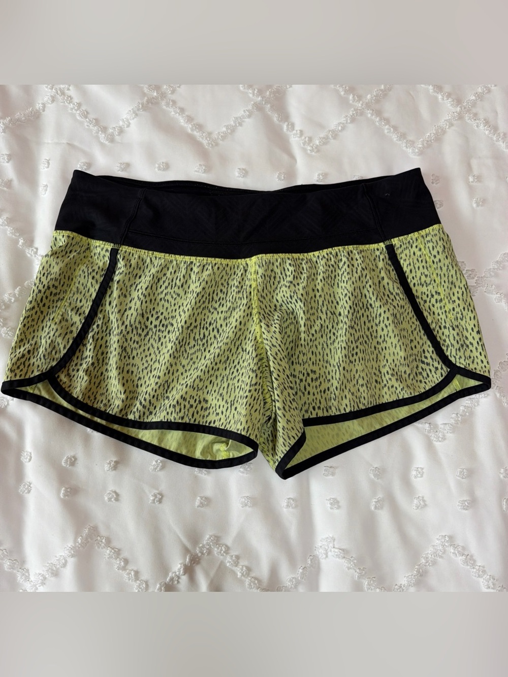 LULULEMON Speed Up Shorts Low Rise Women’s 10 Yellow & Black Dottie Dash